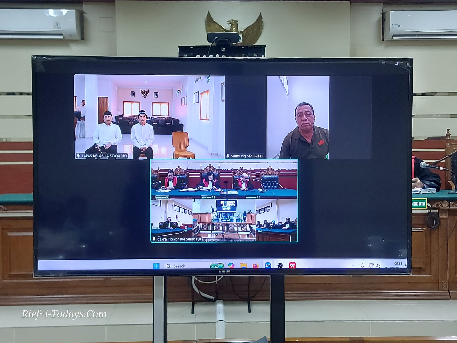 Sidang putusan perkara pungli PTSL di Desa Gilang dilaksanakan daring dengan alasan keamanan, gambar atas dari kanan : Sulhan, Hudijono alias Pilot dan Rasno Bahtiar, ketiganya divonis lebih ringan dari tuntutan