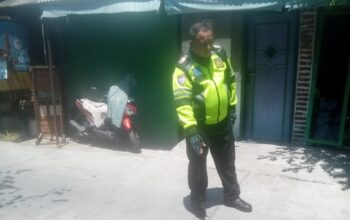 Petugas saat melakukan olah tkp dilokasi laka Jalan Raya Tanjungsari Taman.