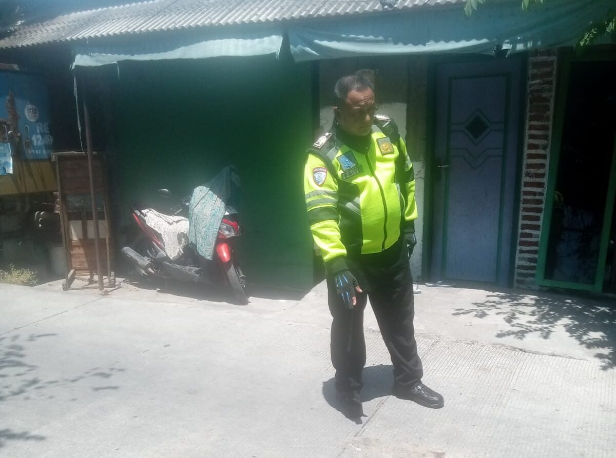 Petugas saat melakukan olah tkp dilokasi laka Jalan Raya Tanjungsari Taman.