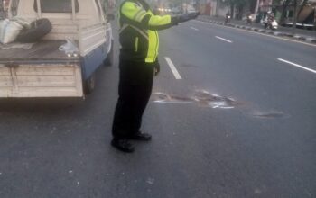 Petugas Unit Lantas Polsek Taman saat mengamankan tkp kecelakaan.