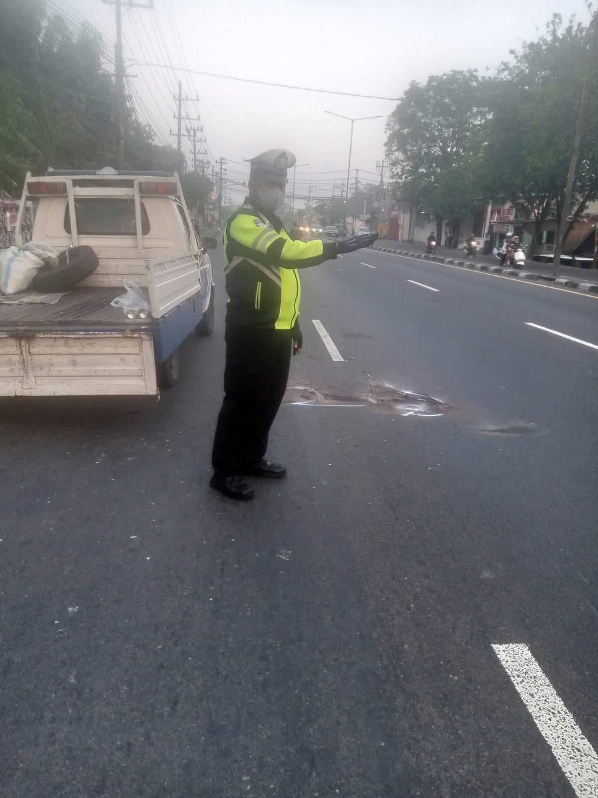 Petugas Unit Lantas Polsek Taman saat mengamankan tkp kecelakaan.