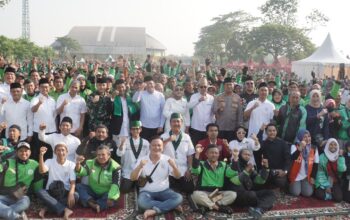 Doa, Haru, dan Solidaritas: Kisah Ribuan Ojol di GOR Sidoarjo