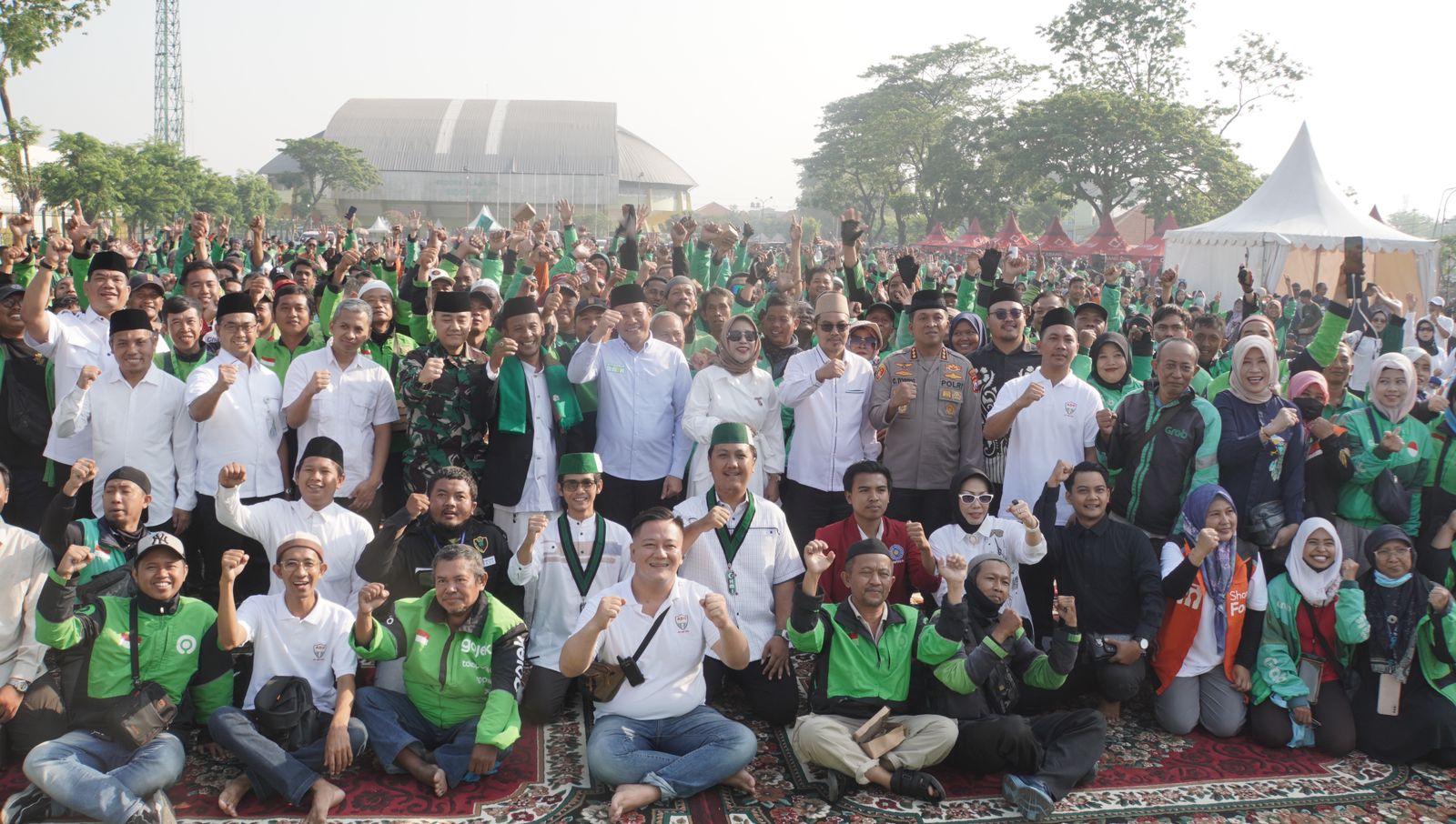 Ribuan ojek online memadati parkir timur GOR Delta Sidoarjo menggelar doa bersama untuk Affan Kurniawan