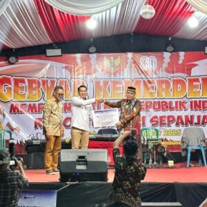 Tepati Janji Politik, Zakaria Dimas Serahkan Bantuan Tenda dan Kursi untuk Warga RW 01 Sepanjang Taman