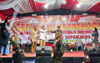 Zakaria Dimas saat memberikan bantuan tenda dan kursi untuk RW 01 Kelurahan Sepanjang Taman disaksikan Kepala Kelurahan Sepanjang Hari Purnomo, SH