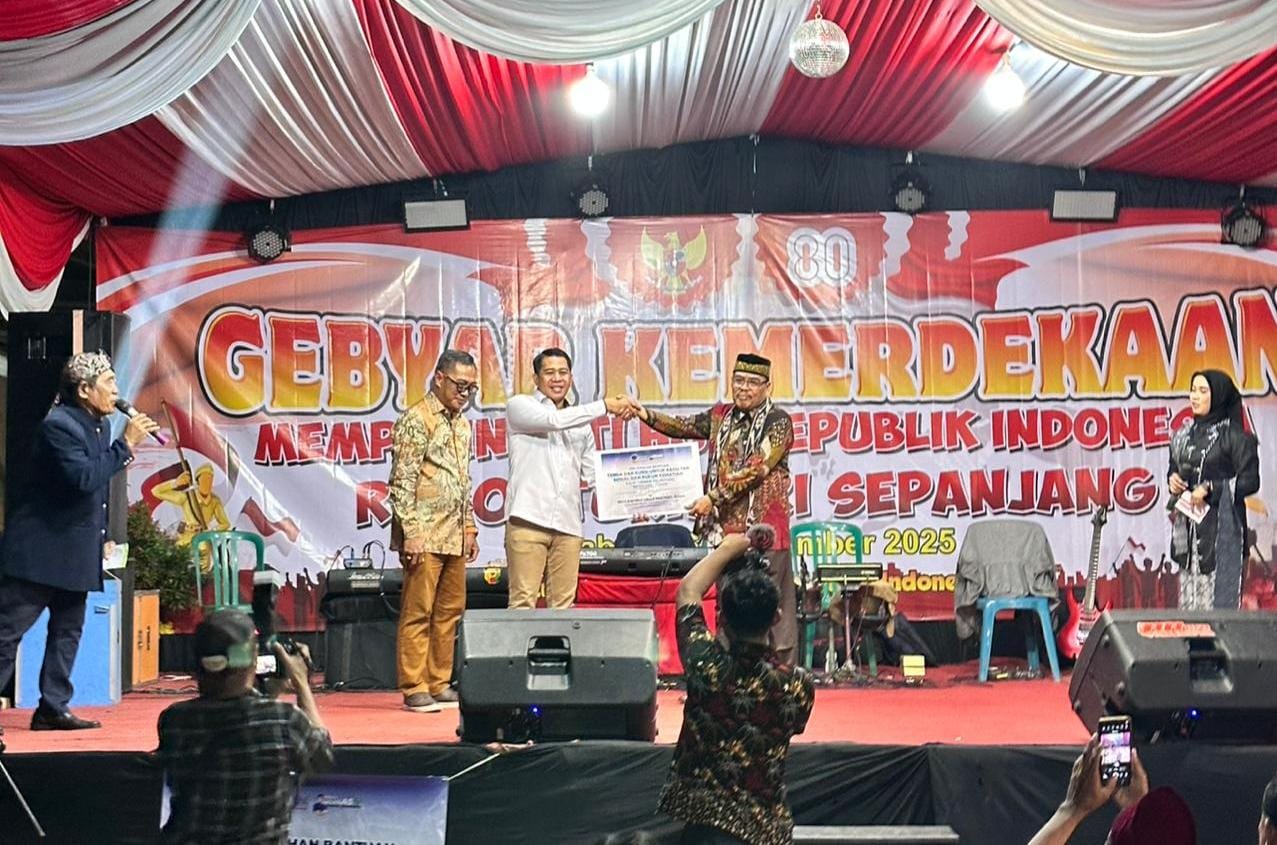 Zakaria Dimas saat memberikan bantuan tenda dan kursi untuk RW 01 Kelurahan Sepanjang Taman disaksikan Kepala Kelurahan Sepanjang Hari Purnomo, SH