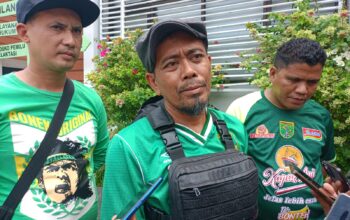 Perwakilan Bonek saat menyampaikan aspirasinya di Kejari Sidoarjo