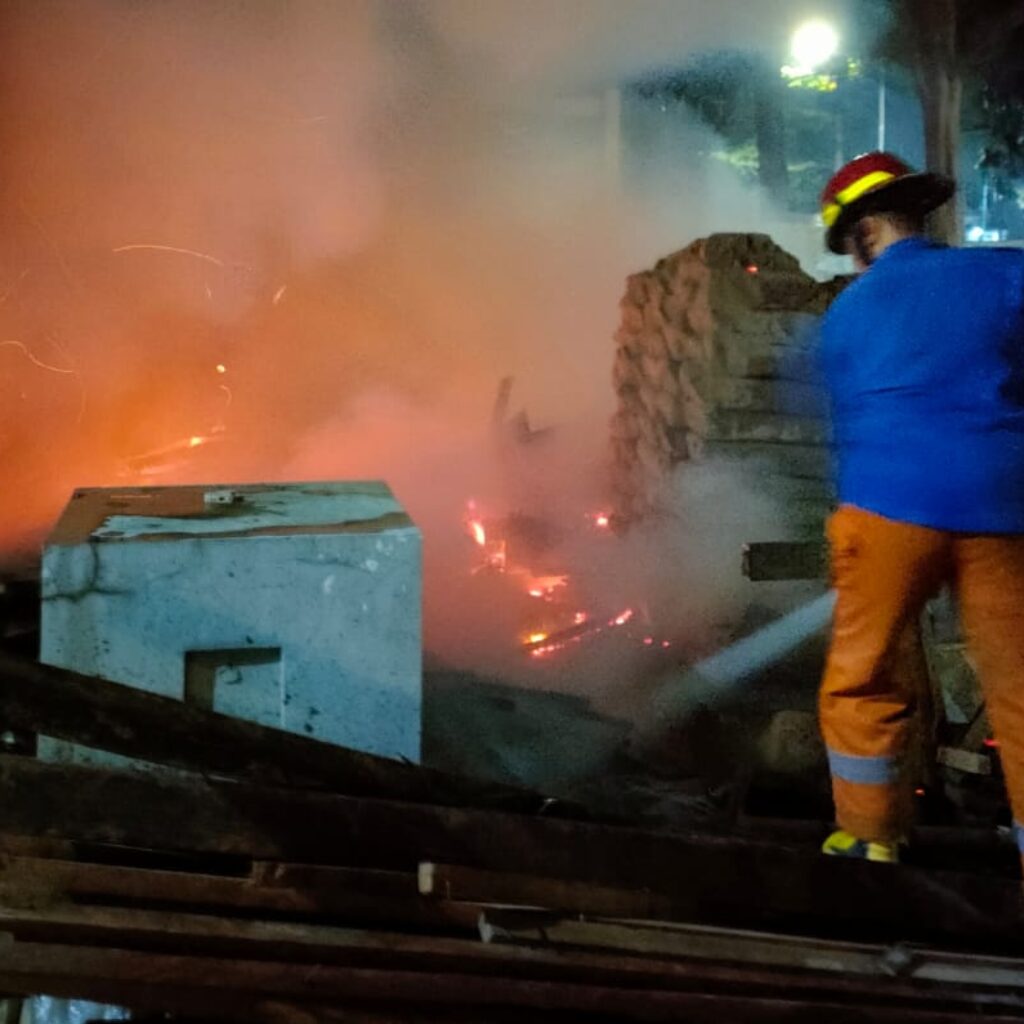 Si Jago Merah Mengamuk di Wedoro Waru, Gudang Material Bangunan Hangus Terbakar