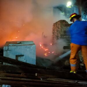 Si Jago Merah Mengamuk di Wedoro Waru, Gudang Material Bangunan Hangus Terbakar