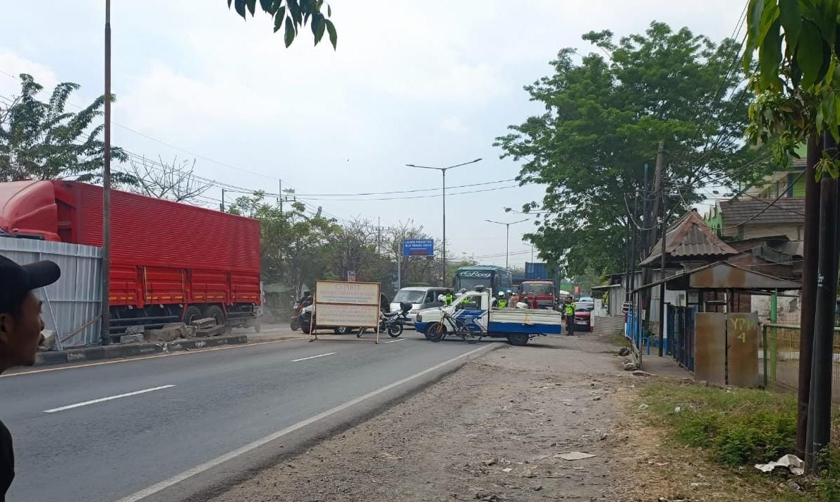 Situasi terkini dilokasi pembangunan jembatan (crossing) setelah fly over Trosobo terjadi kemacetan panjang
