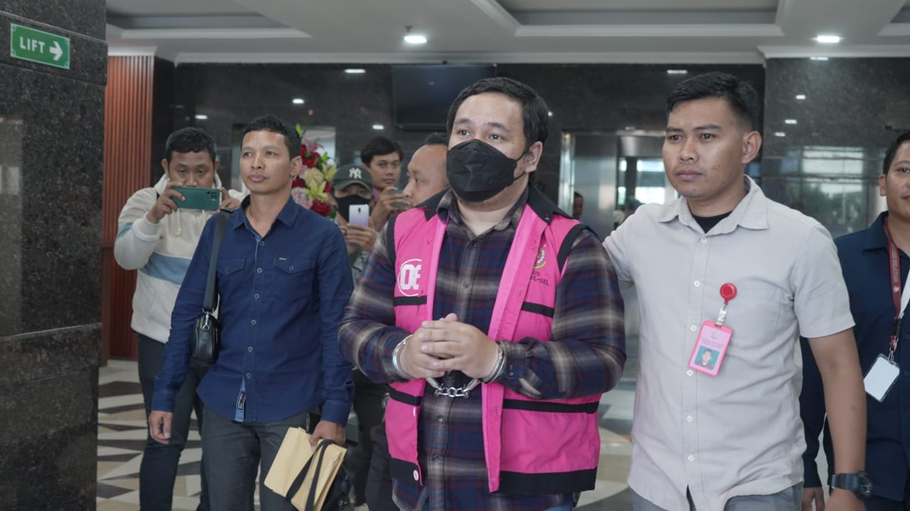 Penyidik Kejati Sulsel gelandang ALW, tersangkaa dugaan korupsi senilai Rp 2,2 miliar.