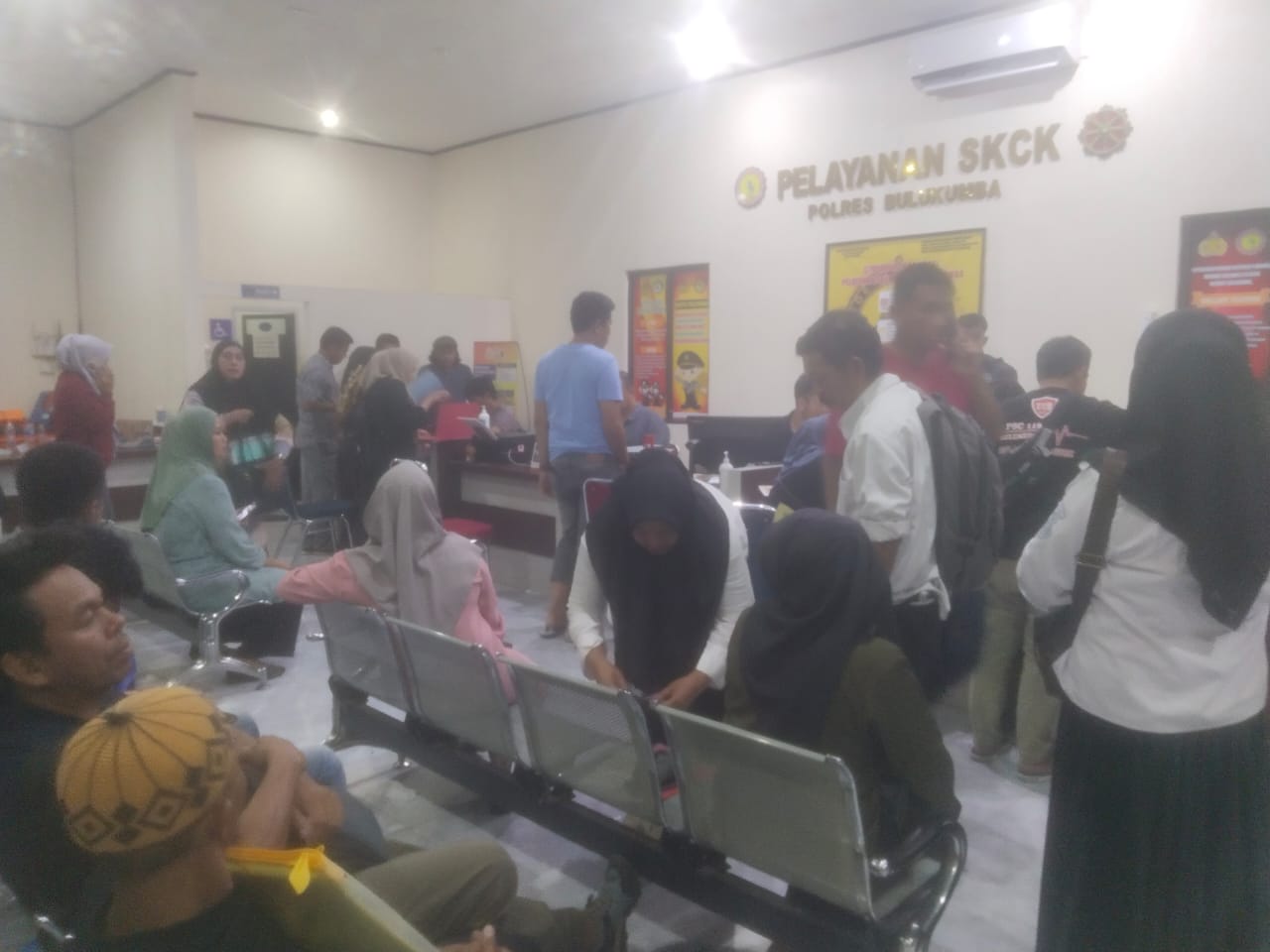 Sejumlah warga Bulukumba tengah mengurus SKCK untuk berbagai keperluan.