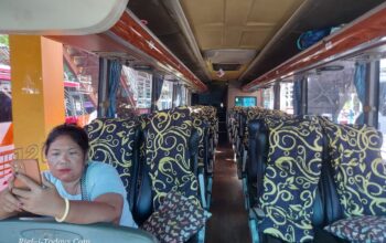 Dampak banjir bandang Denpasar tampak armada PO Angkasa Trans Jaya hanya terisi satu penumpang meski sudah 2 jam dalam antrian