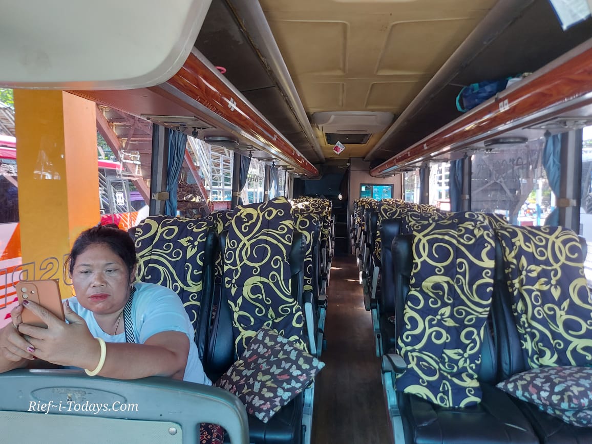 Dampak banjir bandang Denpasar tampak armada PO Angkasa Trans Jaya hanya terisi satu penumpang meski sudah 2 jam dalam antrian