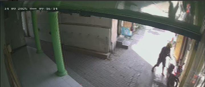 Foto tangkapan layar dari rekaman CCTV Mushollah ketika pelaku curanmor menggondol sepeda motor pegawai rumah makan Olala Jalan Raya Taman