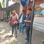 Kanit Reskrim Polsek Taman (kanan) cek tkp pengeroyokan di Jalan Raya Ketegan