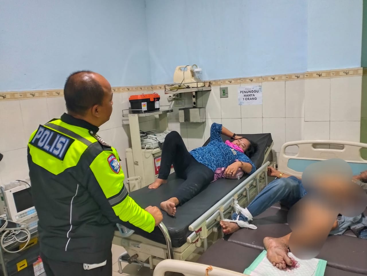 Dua korban laka lantas Jalan Raya Ponokawan dalam penanganan medis RS