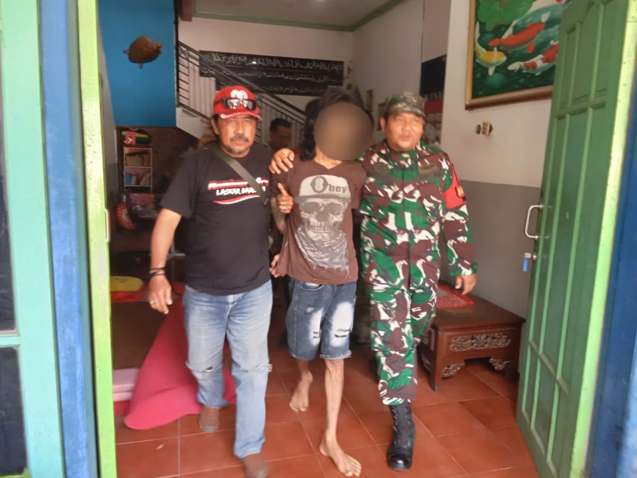 DW saat berhasil dievakuasi petugas dan relawan