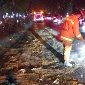 Jerigen Minyak Pecah di Jalan, Tim Damkar Sidoarjo Bergerak Cepat Tangani Bahaya