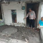 Kades Krembangan Taman saat meninjau pengerjaan jamban dirumah Ibu Paija