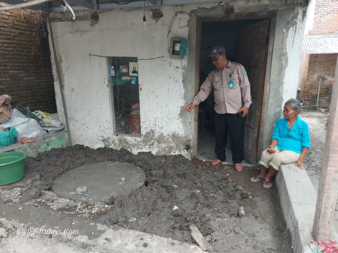 Kades Krembangan Taman saat meninjau pengerjaan jamban dirumah Ibu Paija