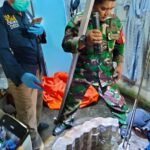 Petugas gabungan saat mengevakuasi korban dari dalam sumur