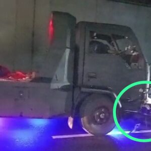 Pengendara Motor Terpental Usai Tabrak Truk di Depan SPBU Janti Waru
