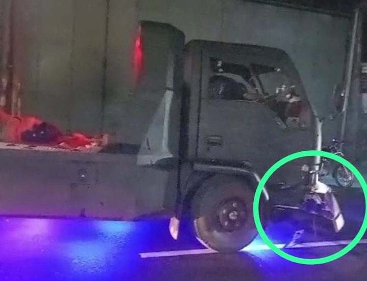 Bemper depan truk towing tampak rusak setelah ditabrak pengendara motor yang ngantuk