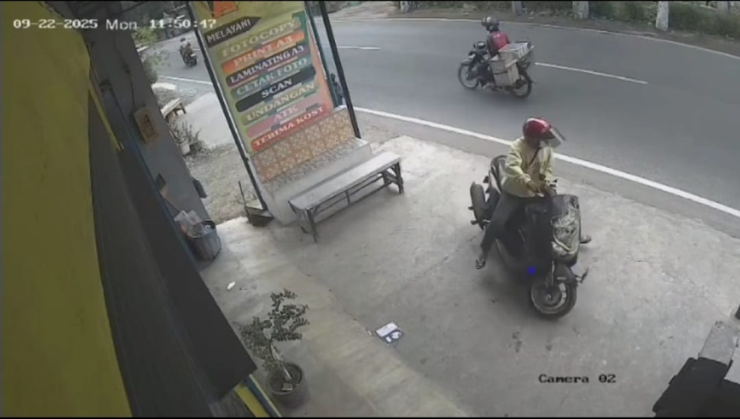 Foto tangkapan layar dari CCTV toko Abadi Wonoayu saat pelaku menggondol sepeda motor pemilik toko
