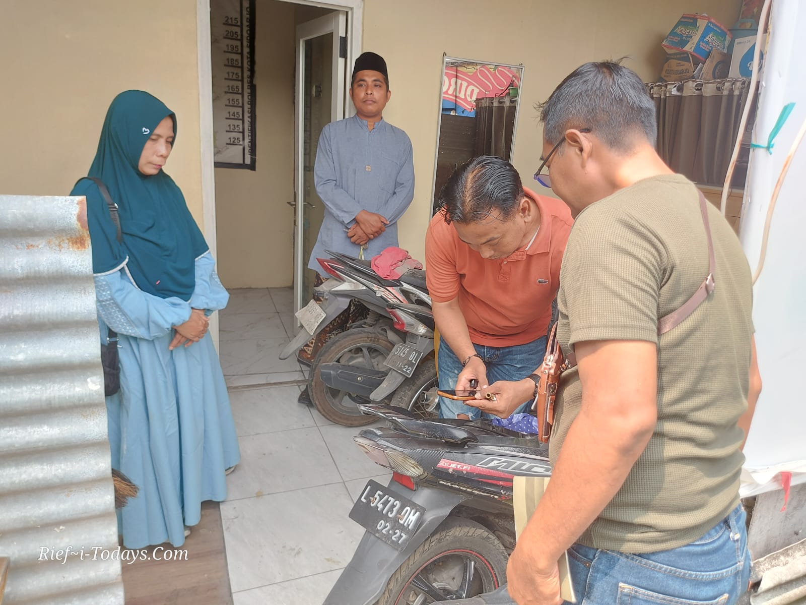 Susiani bersama petugas Polsek Taman saat mencocokkan no rangka dan no mesin sepeda motornya yang hilang 7 bulan yang lalu