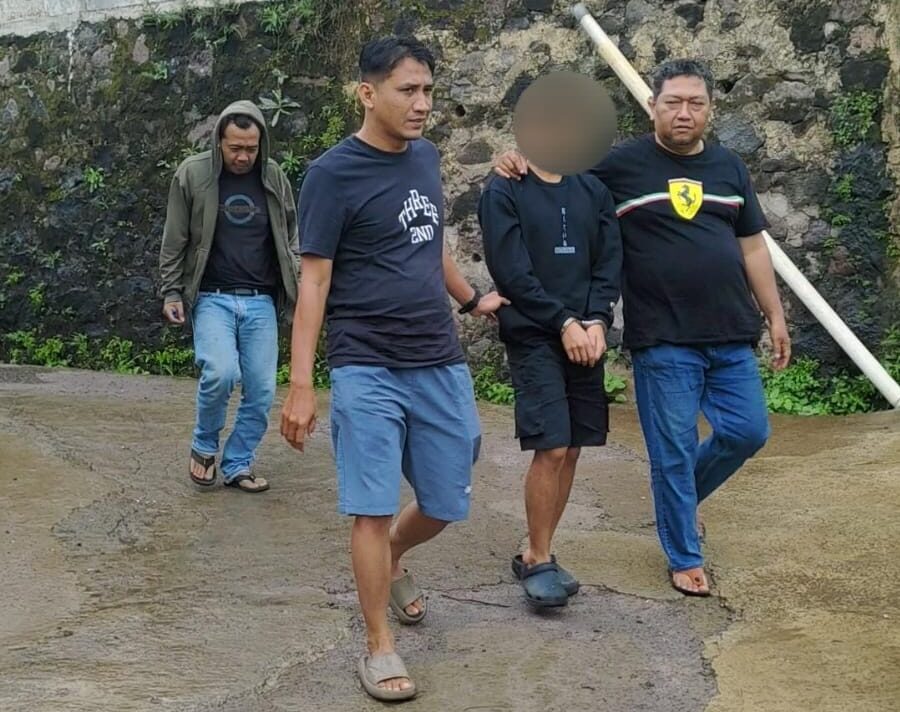 Tersangka penggelapan toko Pet Shopp AT saat dibekuk Unit Reskrim Polsek Waru dikampung halamannya Cileunyi Bandung
