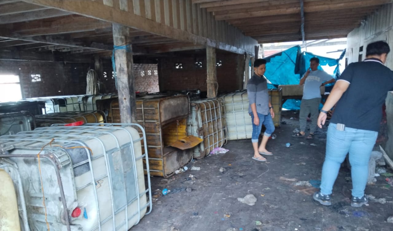 kunjungan tim unit tipiter polres Bulukumba, dilokasi yang diduga jadi tempat penampungan solar subsidi, kamis, 25/09.