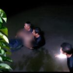 Jenazah Arista saat diketemukan dan dievakuasi keluarga dari dasar sungai buntung