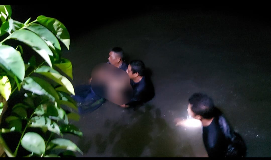 Jenazah Arista saat diketemukan dan dievakuasi keluarga dari dasar sungai buntung
