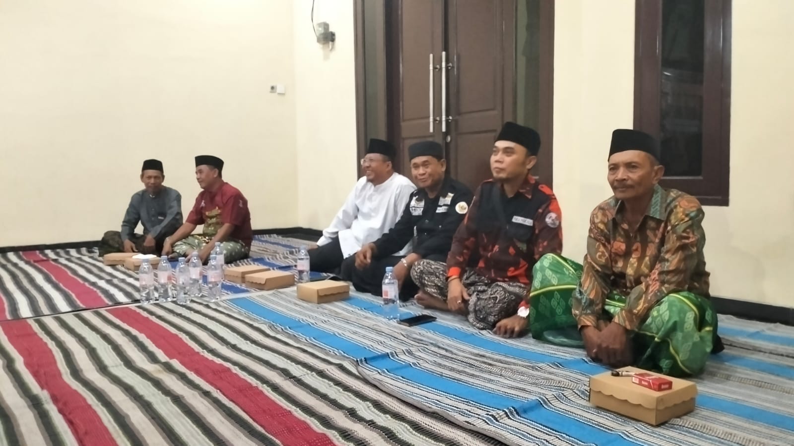 Camat Taman (Baju putih) didampingi Ketua PAC Pemuda Pancasila Taman Setyadi (Baju Hitam) dalam acara Dzikir dan Sholawat Bersama yang digelar PAC Pemuda Pancasila Taman