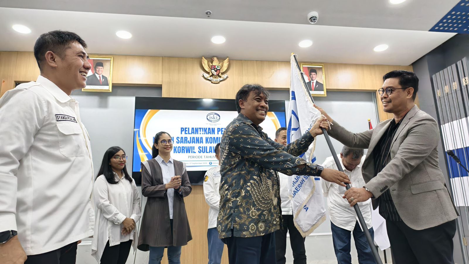 Penyerahan bendera pada Wakil Bupati Bulukumba.
