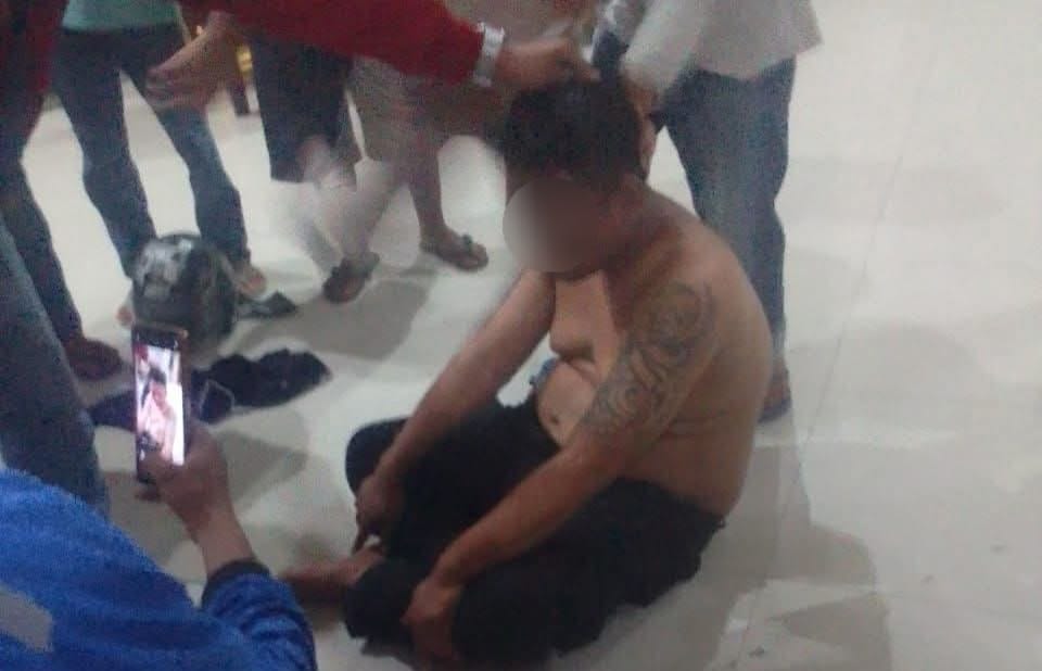 SL korban salah salah sasaran saat dibawa ke Balai Desa Sambibulu dan sempat dihadiahi pukulan oleh warga