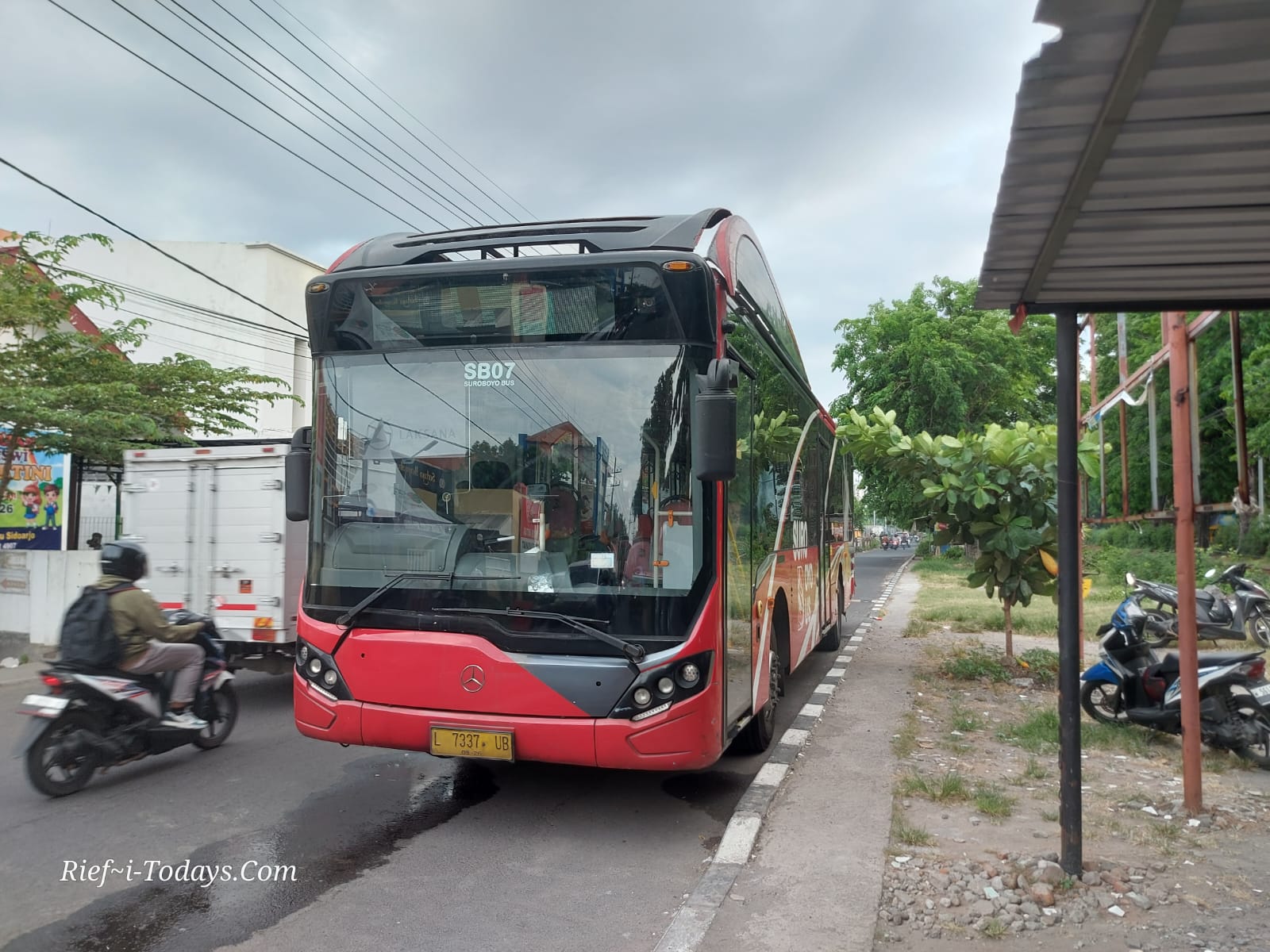Suroboyo Bus yang menewaskan lansia warga Surabaya diamankan di Mapolsek Waru.
