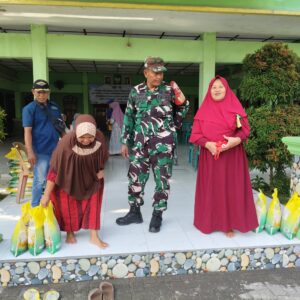 Babinsa Koramil 0816/14 Taman Monitoring Program Penjualan Beras SPHP di Desa Krembangan Taman
