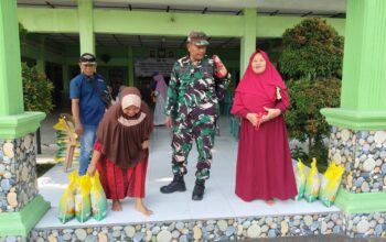 Babinsa Koramil 0816/14 Taman, Sertu Karsan monitoring penjualan beras SPHP di Desa Krembangan Taman
