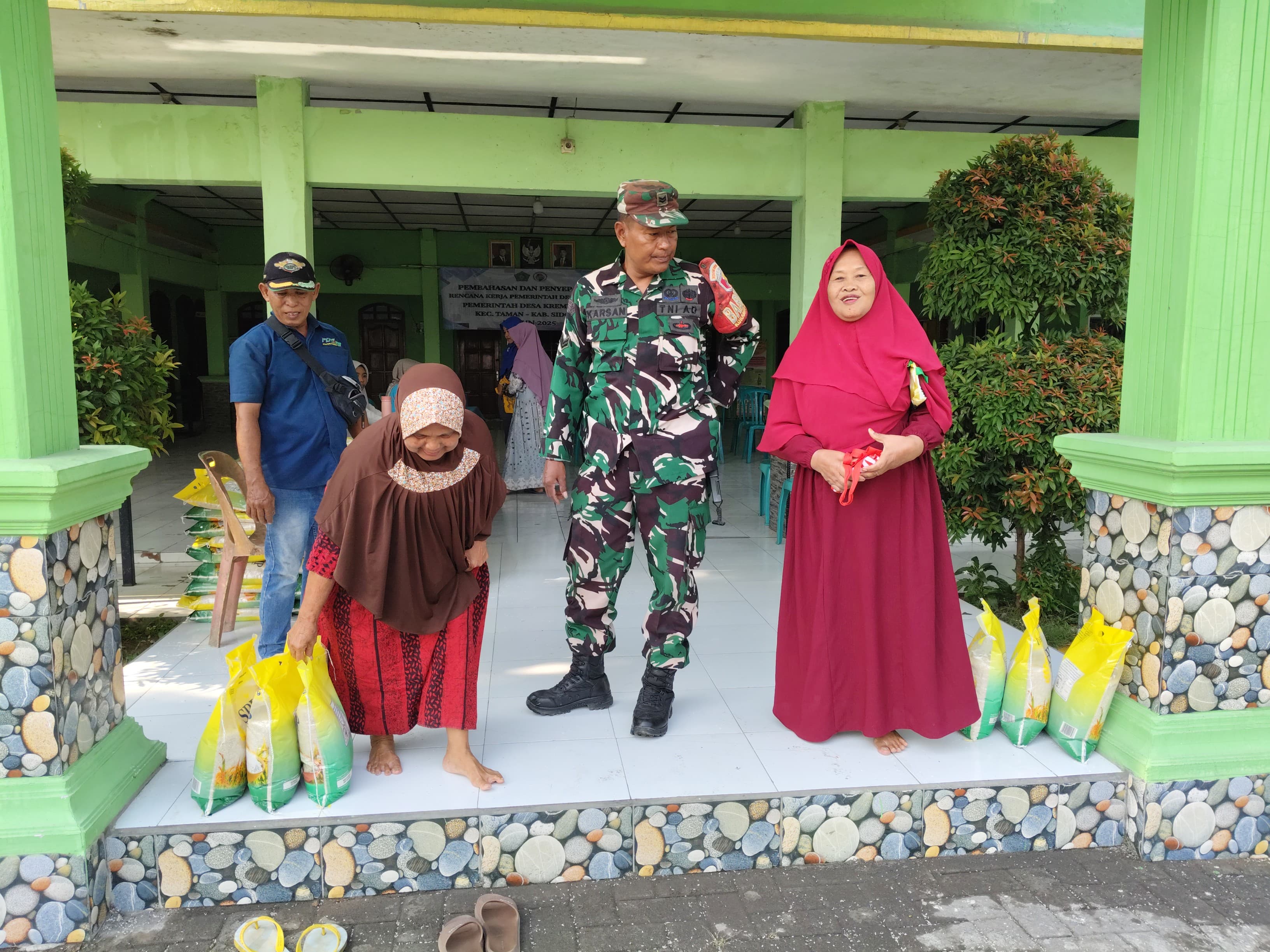 Babinsa Koramil 0816/14 Taman, Sertu Karsan monitoring penjualan beras SPHP di Desa Krembangan Taman