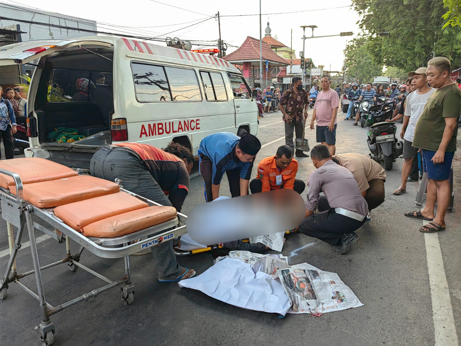 Petugas mengevakuasi jeanzah korban.