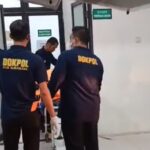 Tim DVI Polda Jatim saat membawa jenazah korban ke kamar jenazah guna identifikasi.
