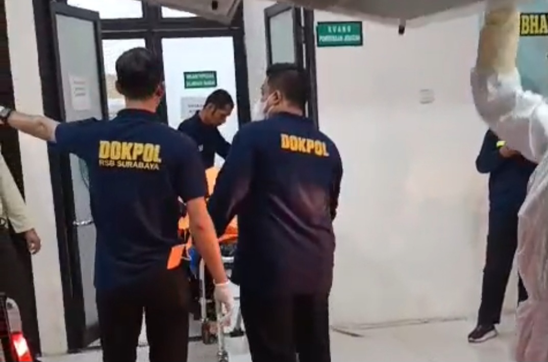 Tim DVI Polda Jatim saat membawa jenazah korban ke kamar jenazah guna identifikasi.
