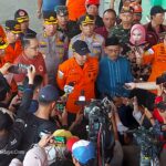 Kepala Basarnas, Marsekal Madya TNI Mohammad Syafii, saat memberikan keterangan pers usai apel penutupan opsar di Ponpes Al Khoziny Buduran.