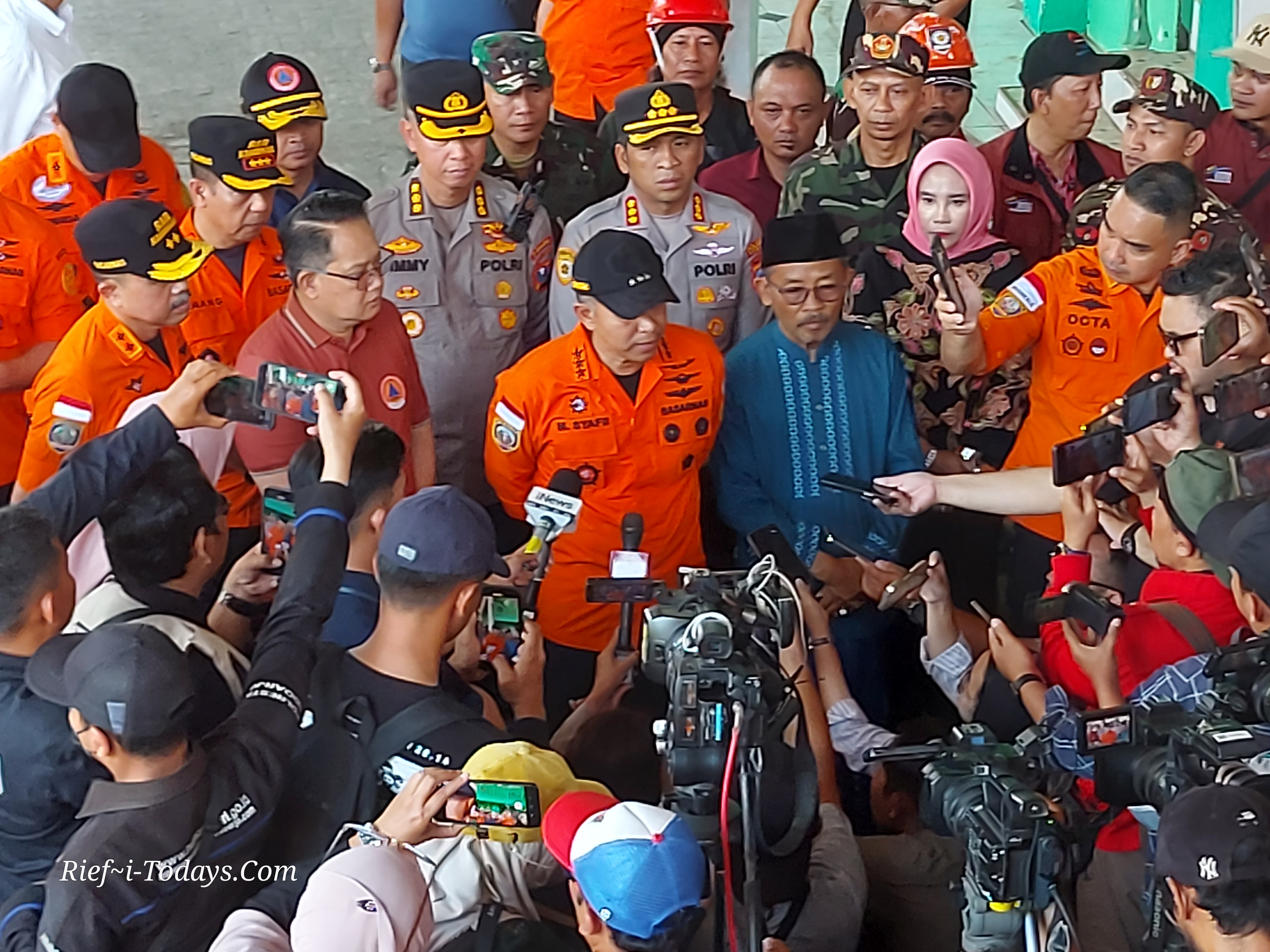 Kepala Basarnas, Marsekal Madya TNI Mohammad Syafii, saat memberikan keterangan pers usai apel penutupan opsar di Ponpes Al Khoziny Buduran.