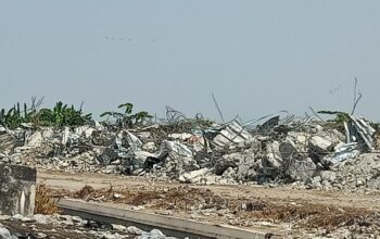 Tumpukan sampah material ponpes Al Khoziny yang ambruk.