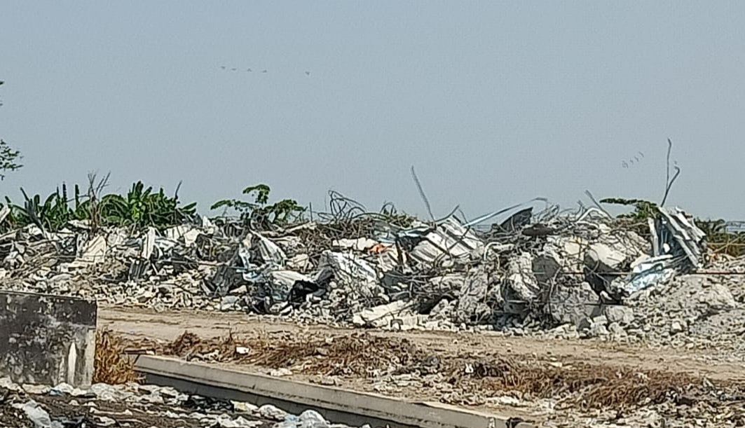Tumpukan sampah material ponpes Al Khoziny yang ambruk.