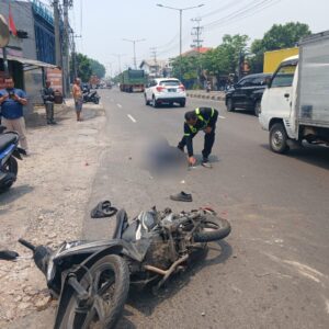 Lansia Tewas Terserempet Trailer di Jalur Black Spot Taman Sidoarjo