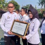 Kepala Kantor Wilayah (Kanwil) Ditjenpas Jawa Timur, Kadiyono memberikan penghargaan kepada petugas lapas yang berhasil menggagalkan penyelundupan barang terlarang.